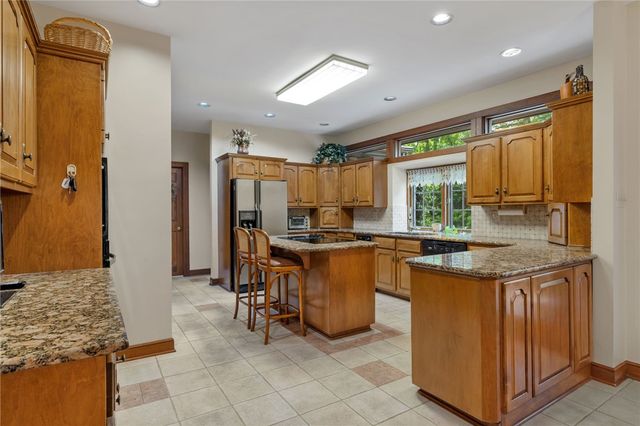 102 Brandywine Dr, Peters Twp, PA 15317