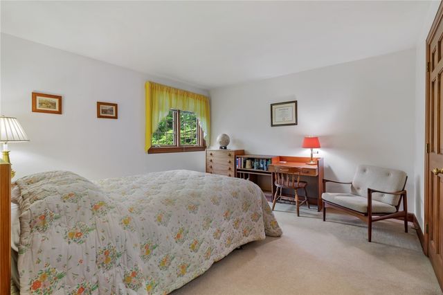 102 Brandywine Dr, Peters Twp, PA 15317