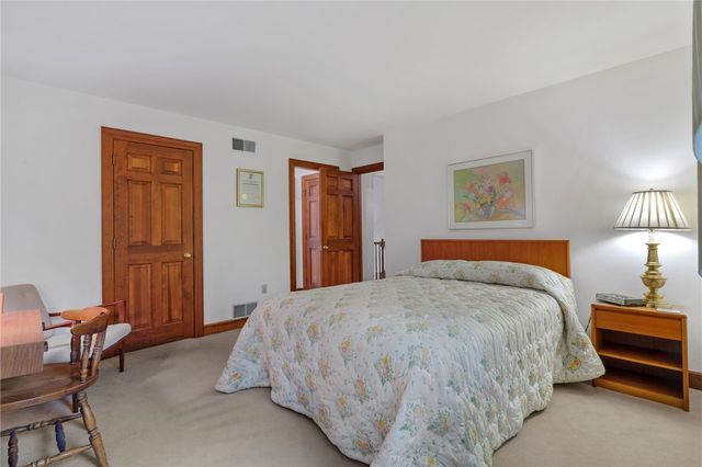 102 Brandywine Dr, Peters Twp, PA 15317