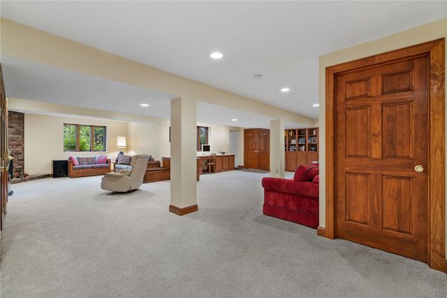 102 Brandywine Dr, Peters Twp, PA 15317