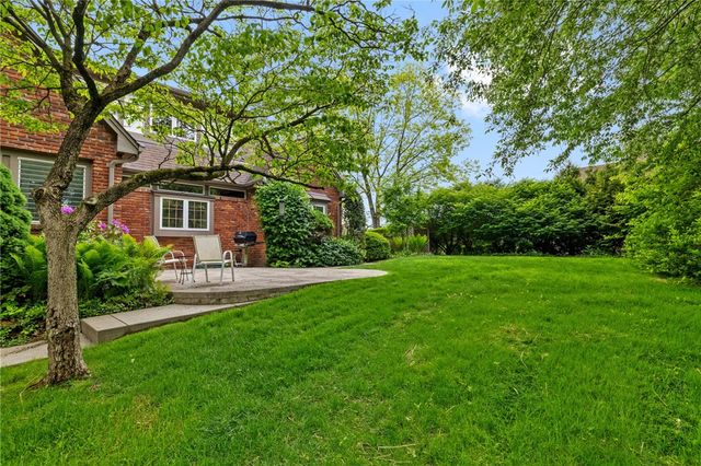 102 Brandywine Dr, Peters Twp, PA 15317