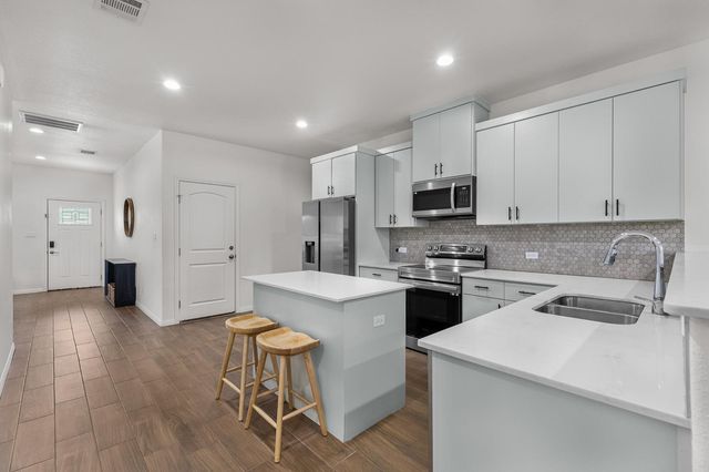 129 Kawainui LN, Bastrop, TX 78602