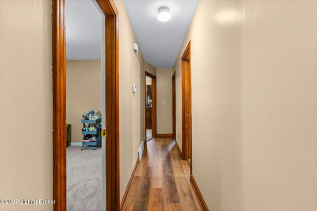 4905 Manslick Rd, Louisville, KY 40216