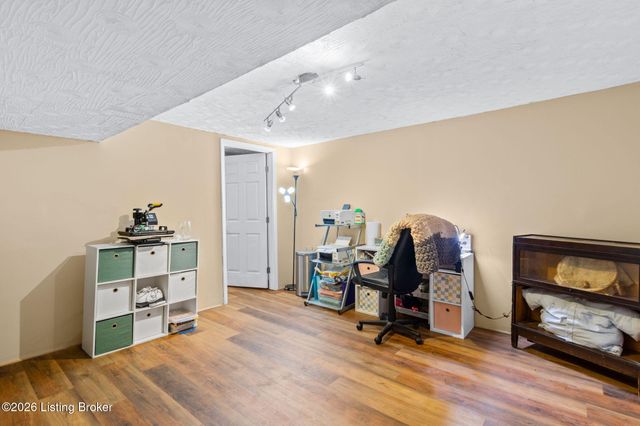 4905 Manslick Rd, Louisville, KY 40216