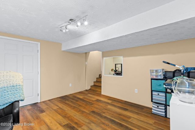 4905 Manslick Rd, Louisville, KY 40216