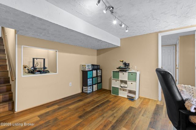4905 Manslick Rd, Louisville, KY 40216