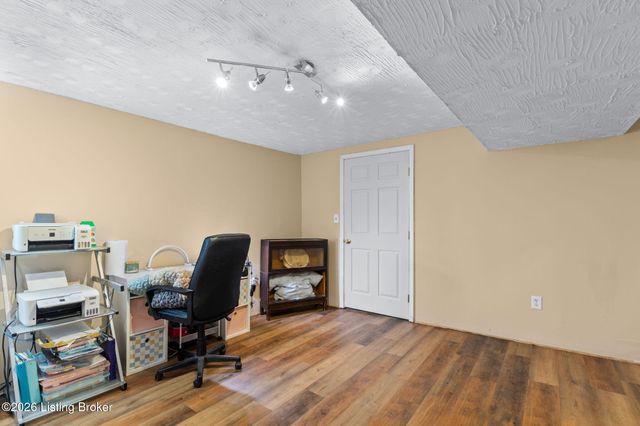 4905 Manslick Rd, Louisville, KY 40216