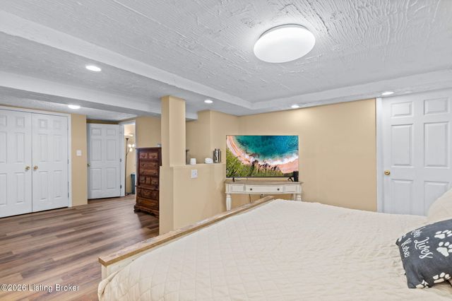 4905 Manslick Rd, Louisville, KY 40216