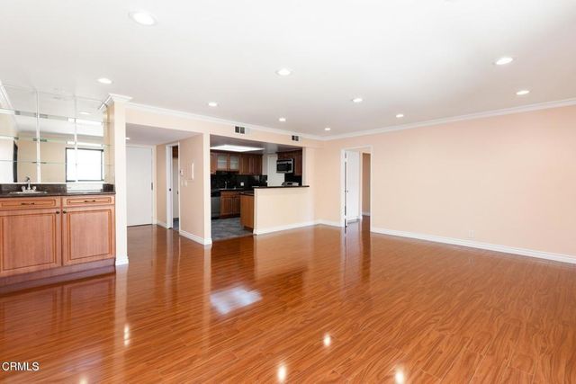 1037 N Vista Street 202, West Hollywood, CA 90046