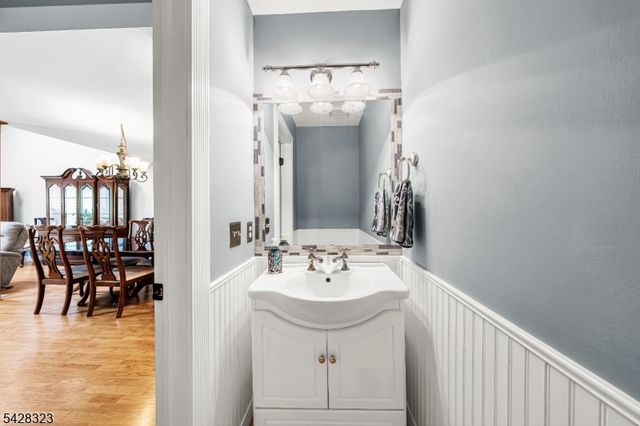8 Delaware Ln, Branchburg Twp., NJ 08876