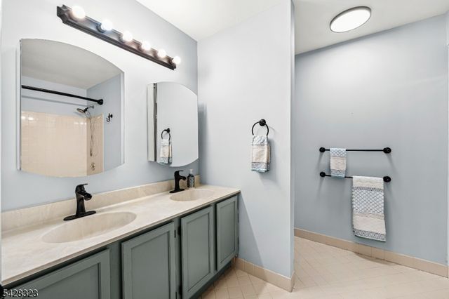 8 Delaware Ln, Branchburg Twp., NJ 08876