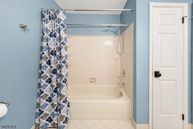 8 Delaware Ln, Branchburg Twp., NJ 08876