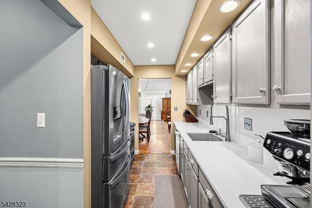 8 Delaware Ln, Branchburg Twp., NJ 08876