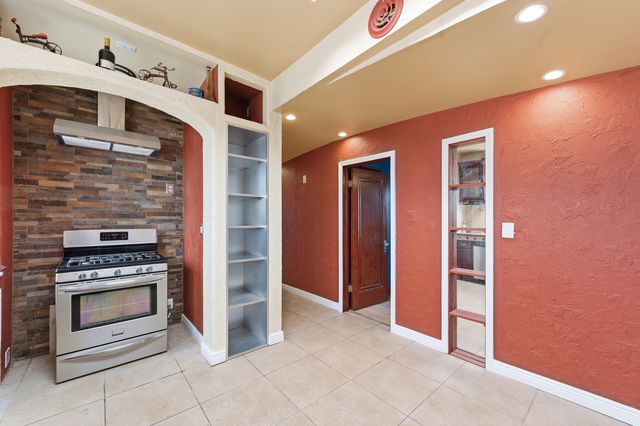 9517 S Escanaba Avenue, Chicago, IL 60617
