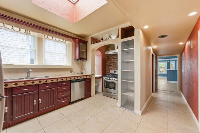 9517 S Escanaba Avenue, Chicago, IL 60617