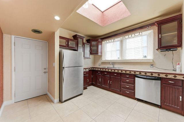 9517 S Escanaba Avenue, Chicago, IL 60617