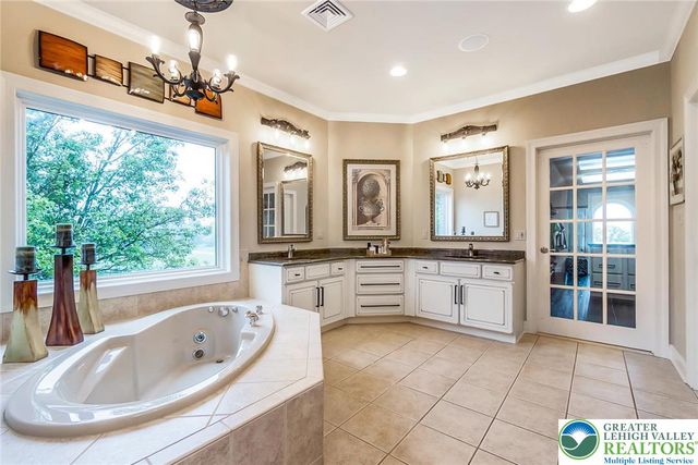 4260 West Wyndemere Circle, Lowhill Twp, PA 18078