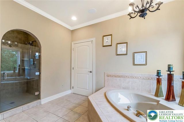 4260 West Wyndemere Circle, Lowhill Twp, PA 18078