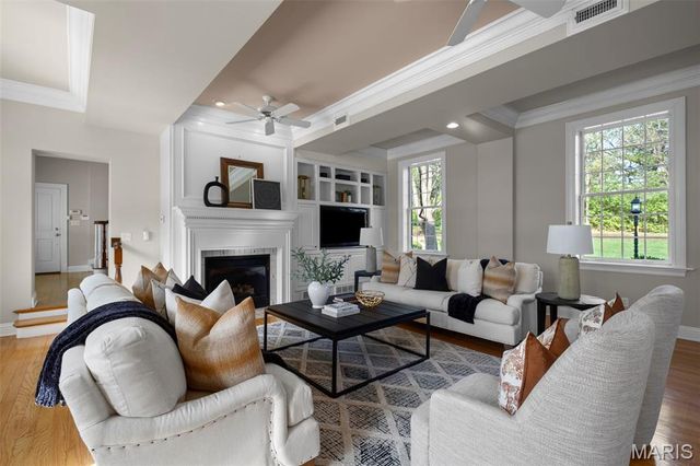 13456 Thornhill Drive, Town And Country, MO 63131