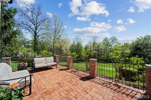 13456 Thornhill Drive, Town And Country, MO 63131