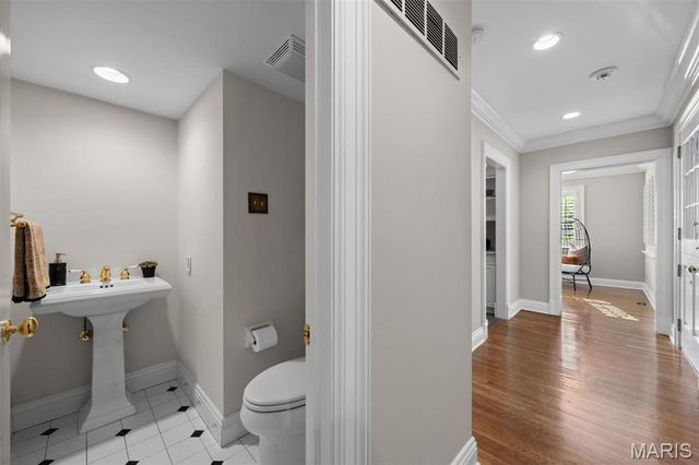 13456 Thornhill Drive, Town And Country, MO 63131