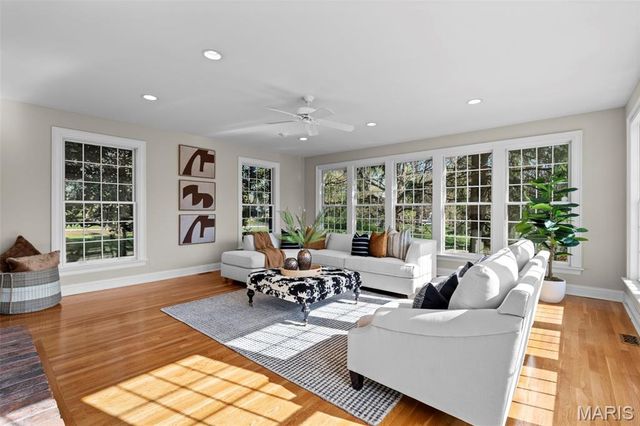 13456 Thornhill Drive, Town And Country, MO 63131