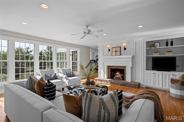 13456 Thornhill Drive, Town And Country, MO 63131