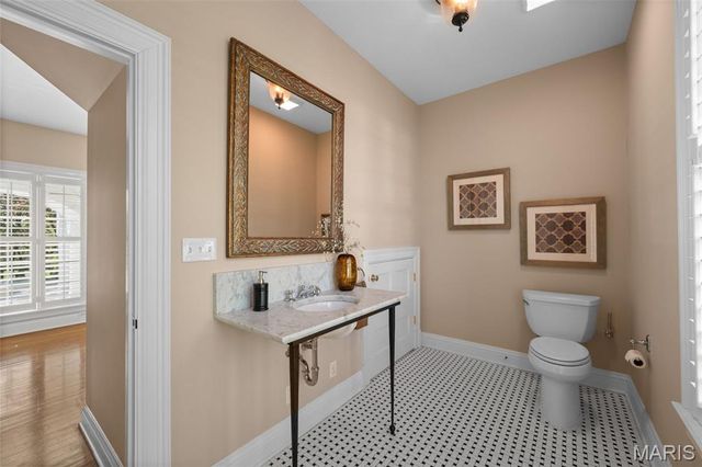 13456 Thornhill Drive, Town And Country, MO 63131
