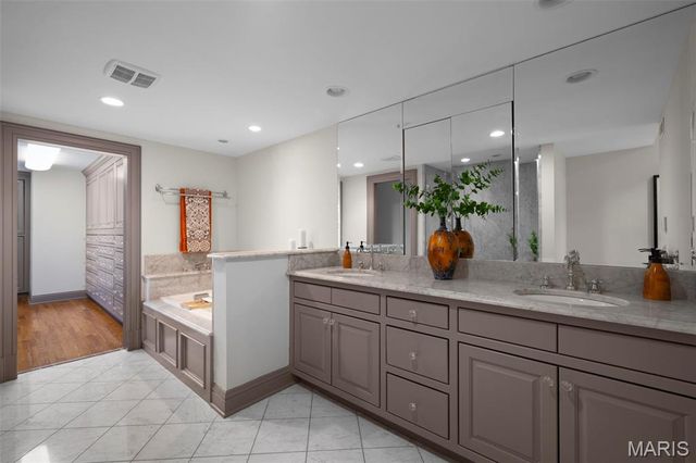 13456 Thornhill Drive, Town And Country, MO 63131