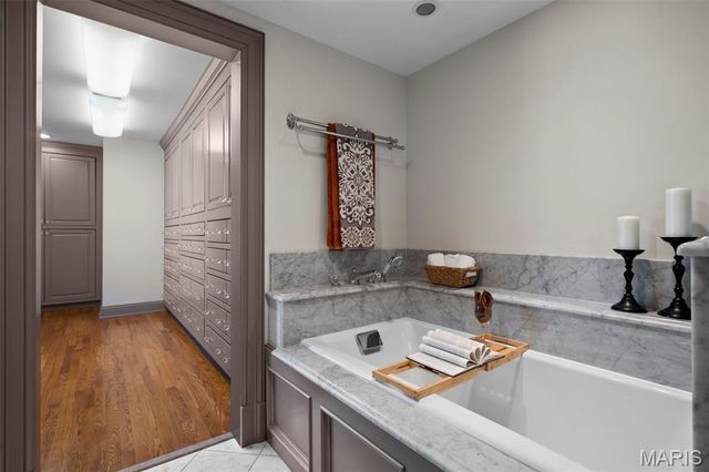 13456 Thornhill Drive, Town And Country, MO 63131