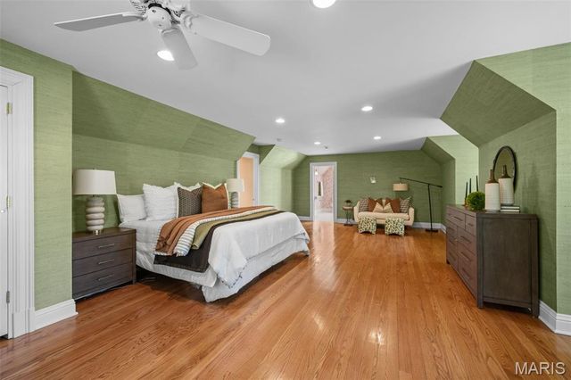 13456 Thornhill Drive, Town And Country, MO 63131