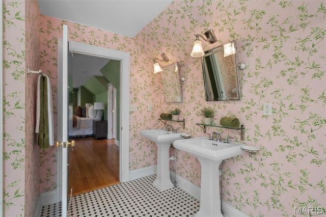 13456 Thornhill Drive, Town And Country, MO 63131