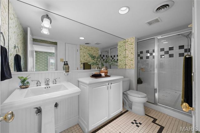 13456 Thornhill Drive, Town And Country, MO 63131