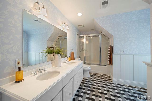 13456 Thornhill Drive, Town And Country, MO 63131