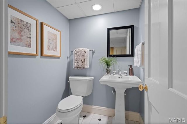 13456 Thornhill Drive, Town And Country, MO 63131