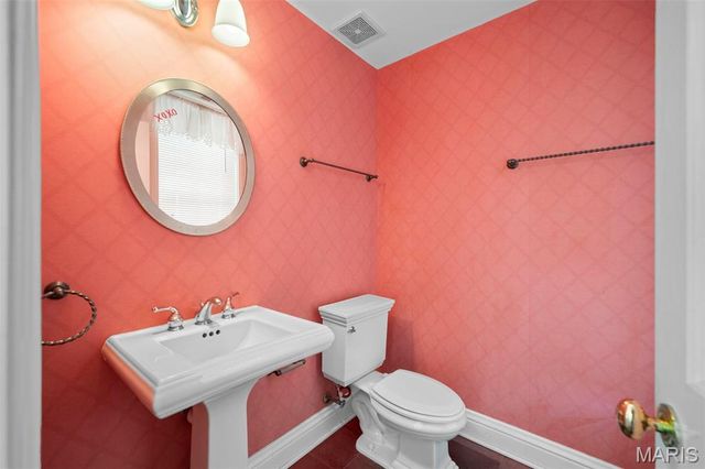 13456 Thornhill Drive, Town And Country, MO 63131