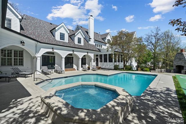 13456 Thornhill Drive, Town And Country, MO 63131