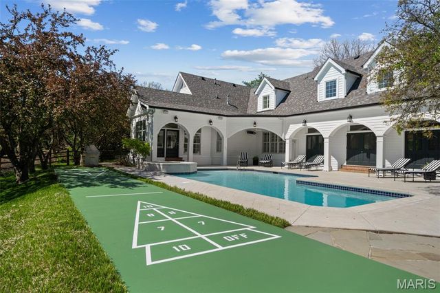 13456 Thornhill Drive, Town And Country, MO 63131