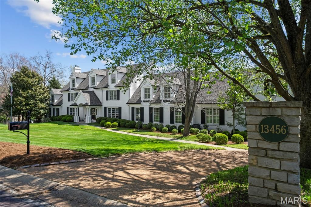 13456 Thornhill Drive, Town And Country, MO 63131