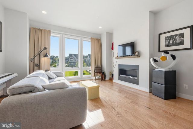 9767 AZURE ALY, Bethesda, MD 20817