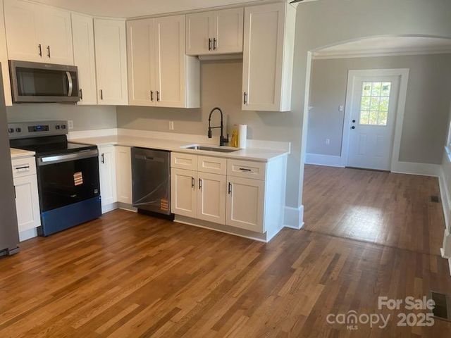 107 LR Smith Avenue, Hendersonville, NC 28791