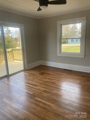 107 LR Smith Avenue, Hendersonville, NC 28791