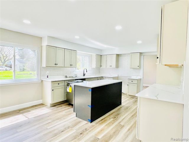 600 Sedgefield Drive, Bloomfield Hills, MI 48304