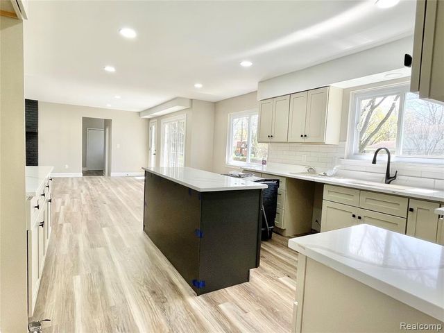 600 Sedgefield Drive, Bloomfield Hills, MI 48304