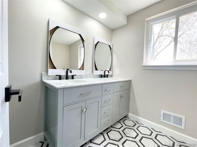 600 Sedgefield Drive, Bloomfield Hills, MI 48304