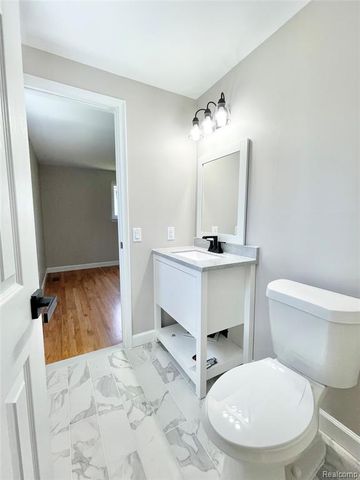 600 Sedgefield Drive, Bloomfield Hills, MI 48304