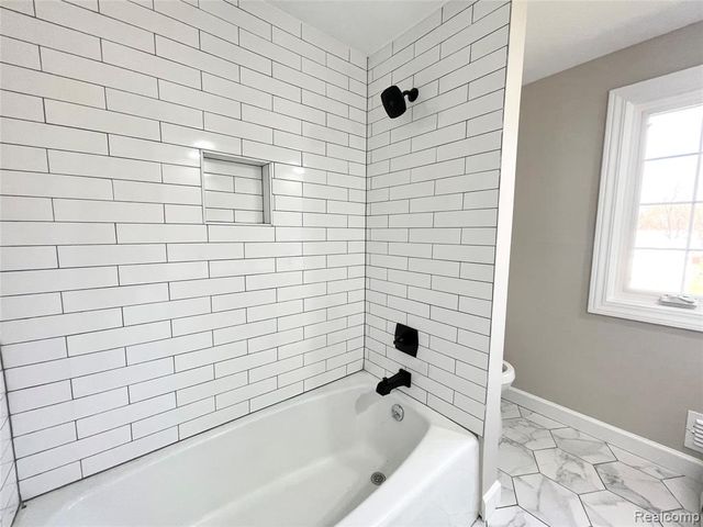 600 Sedgefield Drive, Bloomfield Hills, MI 48304
