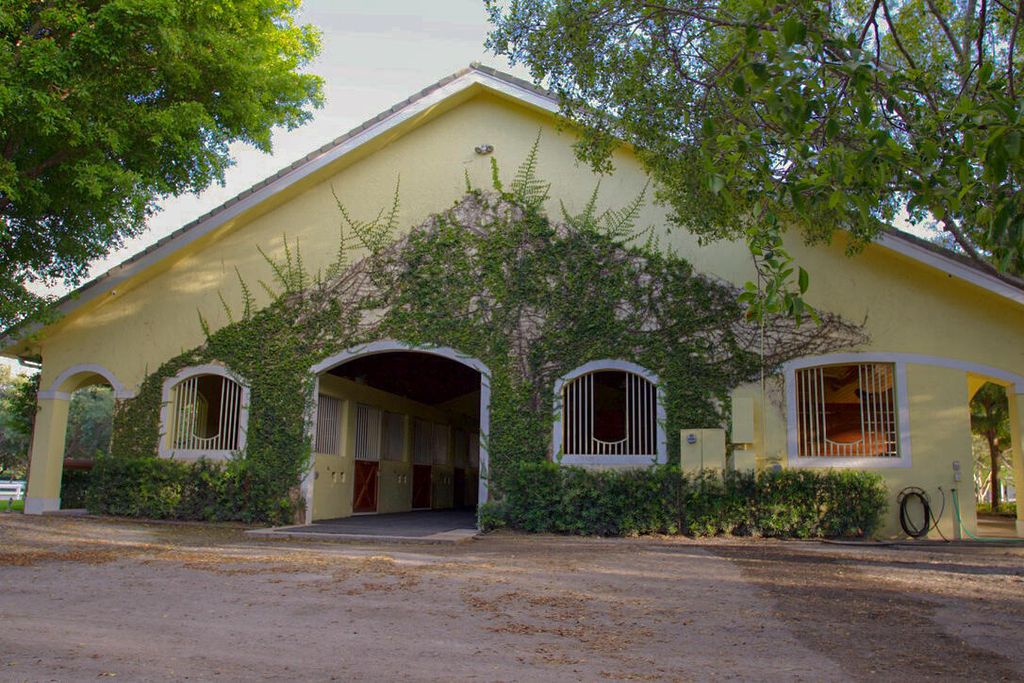 Image 9 of property listing at 4905 130th Ave S Avenue S, Wellington, FL 33414