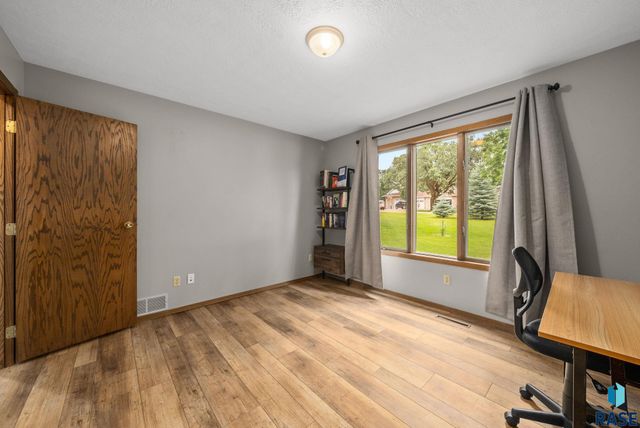 2908 N Oak Rd Road, Brandon, SD 57005