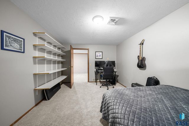 2908 N Oak Rd Road, Brandon, SD 57005